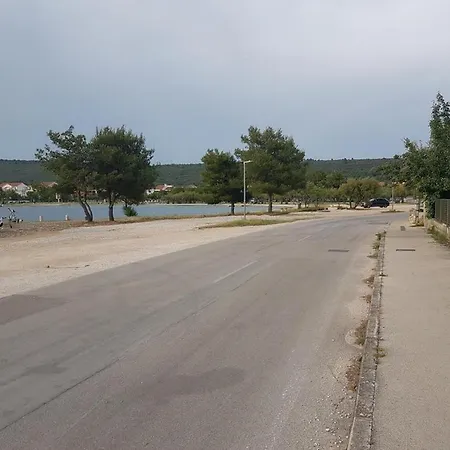 Prázdninový dům Homely In Suko An Near Sea